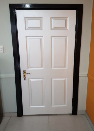 Door painted with Metallic White Pearl